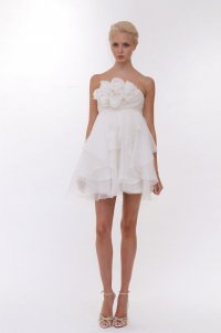 Короткое свадебное платье из новой коллекции Marchesa сезона весна-лето 2012, Нью-Йорк