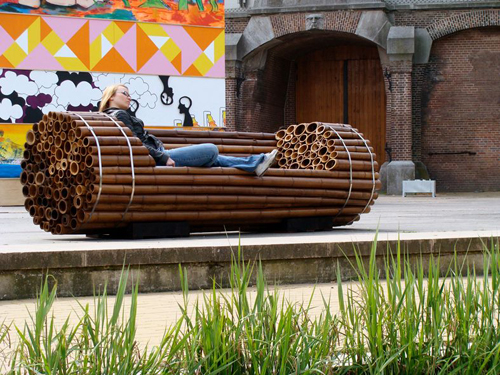 Необычная садовая скамья из бамбука