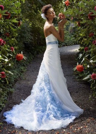 Бело-голубое свадебное платье