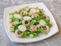 Салат с креветками, сухариками и яйцами