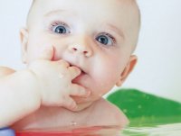 Первые зубки у малыша: как помочь?