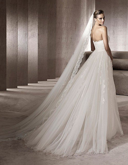 Свадебная мода 2012: в тренде длинная фата и шлейф