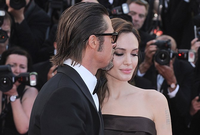Анджелина Джоли и Брэд Питт официально обручились.