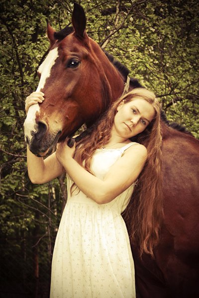 Русская женщина коня на скаку не остановит