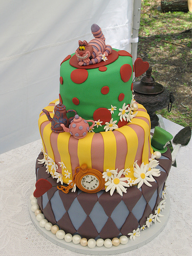 Свадебный торт в стиле «Алисы в стране чудес»