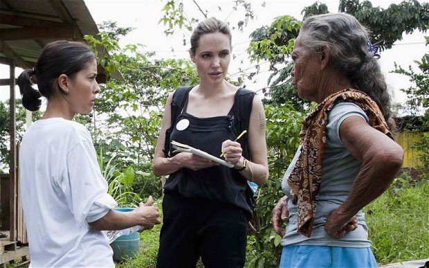 Анджелина Джоли встретилась с колумбийскими беженцами