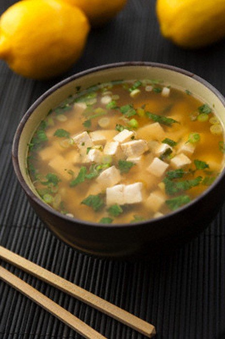 Мисо-суп с тофу и зеленым луком
