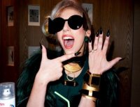 Леди Гага хвастается своим обручальным кольцом