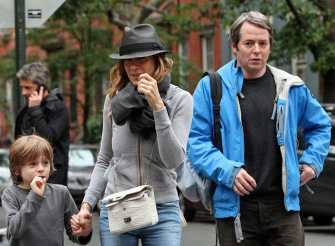 Сара Джессика Паркер на прогулке с мужем и ребенком