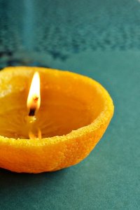 Как сделать свечи из апельсиновой кожуры?