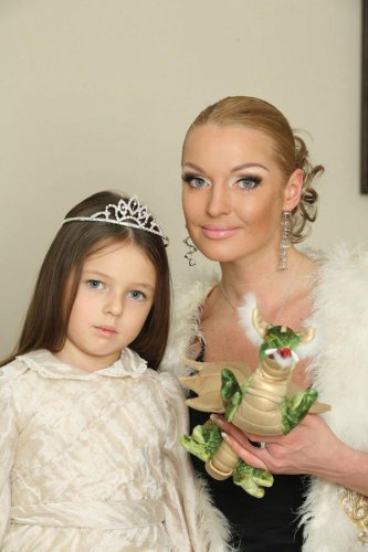 Анастасия Волочкова научила дочку говорить «поцелуй меня в пачку»