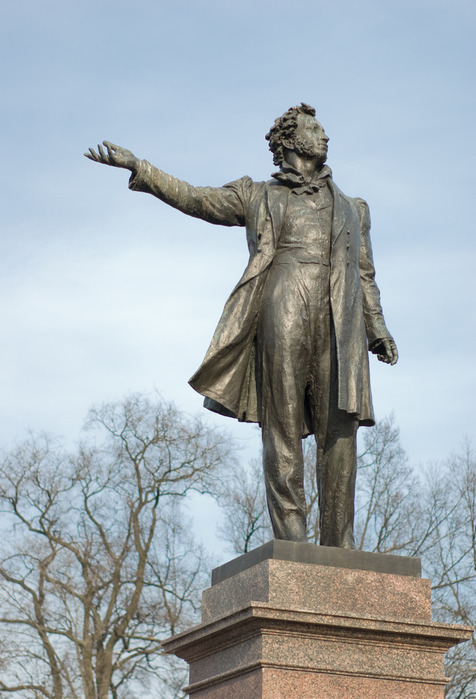 Ко дню рождения Пушкина помыли памятник поэту