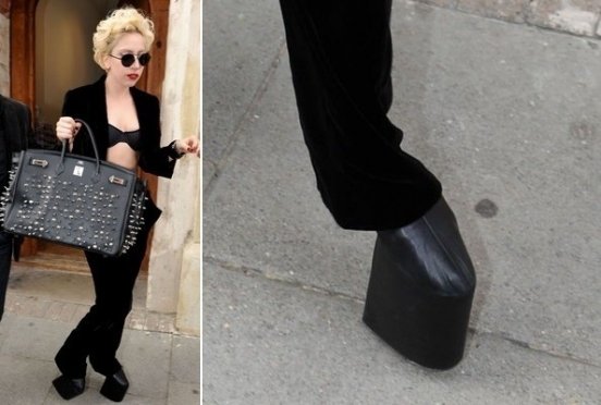 Леди Гага в оригинальныхх туфлях