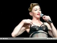 Мадонна оголила сосок (видео)