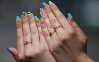 «Футбольные» ногти с цветами сборной Украины.