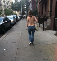 По улицам ходят голые девушки