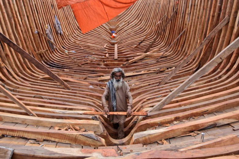 Фото дня: плотник в порту Карачи