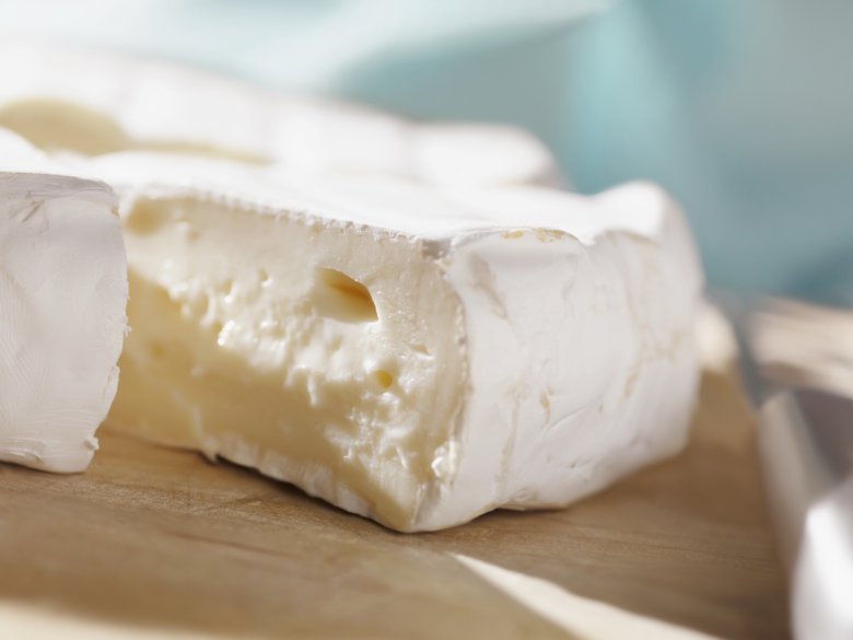 Закуски к вину: сыр из козьего молока