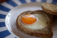 Завтрак: яйцо в корзине