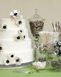 Свадьба в черно-белом стиле: торт и конфеты