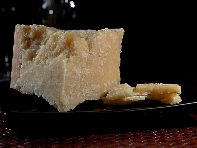 Закуски к вину:  сыр Пармезан