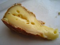 Закуски к вину:  сыр Ливаро