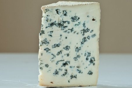 Закуски к вину:  сыр Блё де Косс