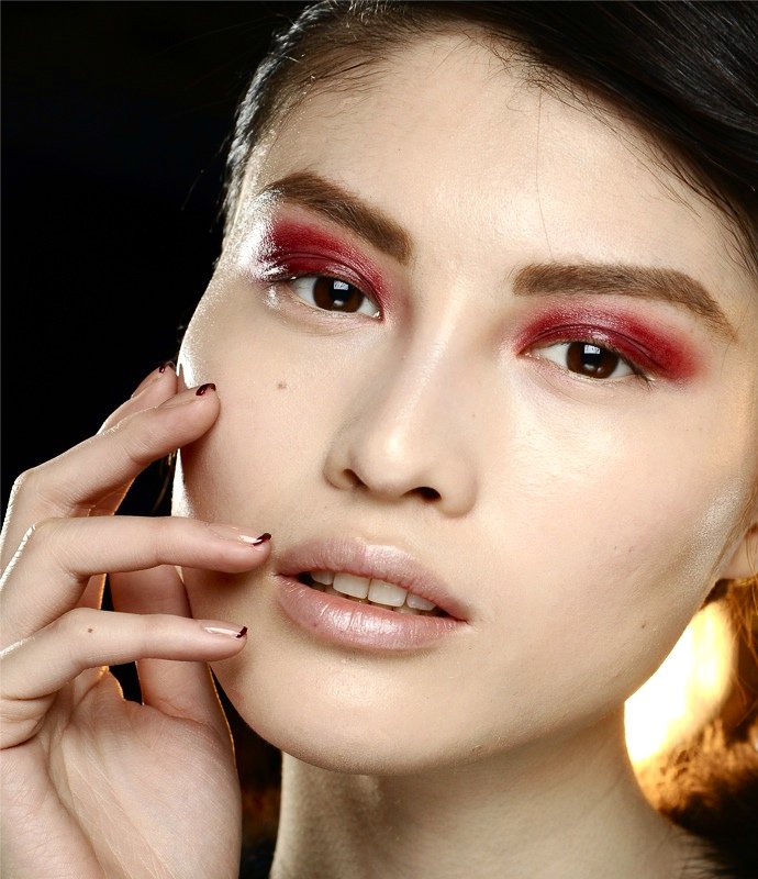 Тенденции макияжа 2012: четкий контур бровей