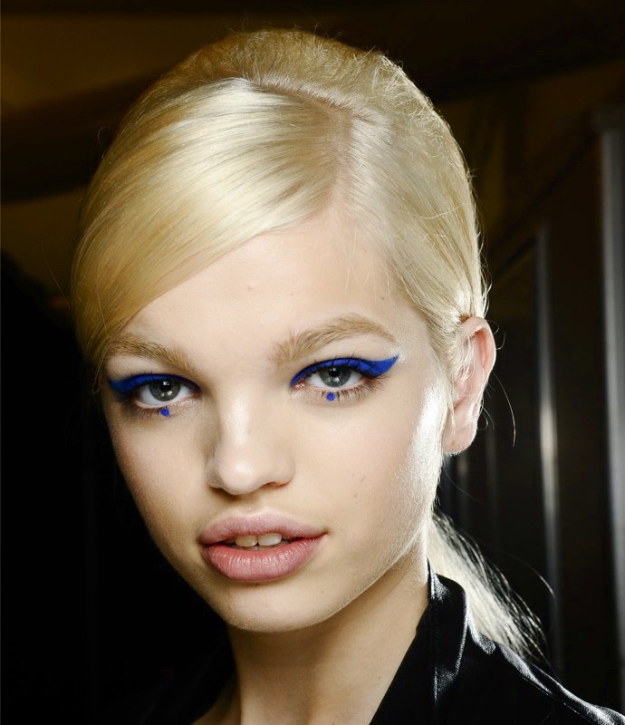 Тенденции макияжа 2012: синие стрелки