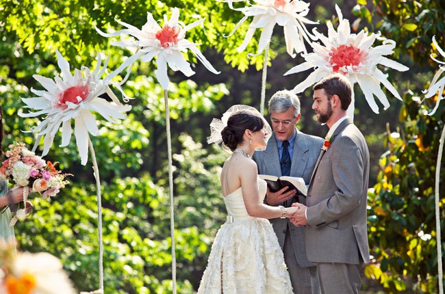 Гигантские цветы для свадебного украшения