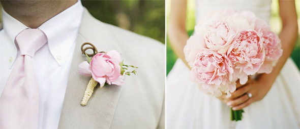 Сочетание бутоньерки жениха и букета невесты: розовые пионы