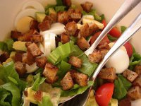 Рецепты блюд для лета: салат с сухариками и помидорами черри
