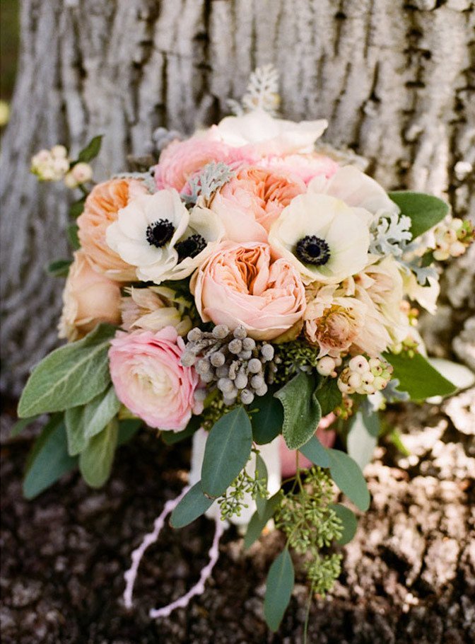 Свадебный букет из анемонов и садовых роз