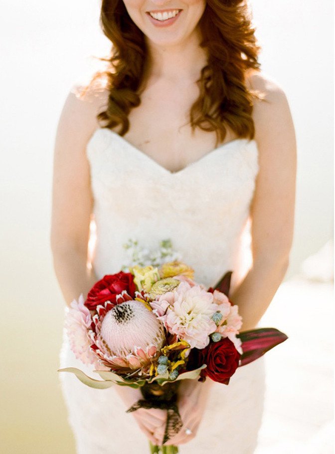 Букет невесты с розами и тропическими цветами