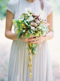 Букет невесты из орхидей и жимолости