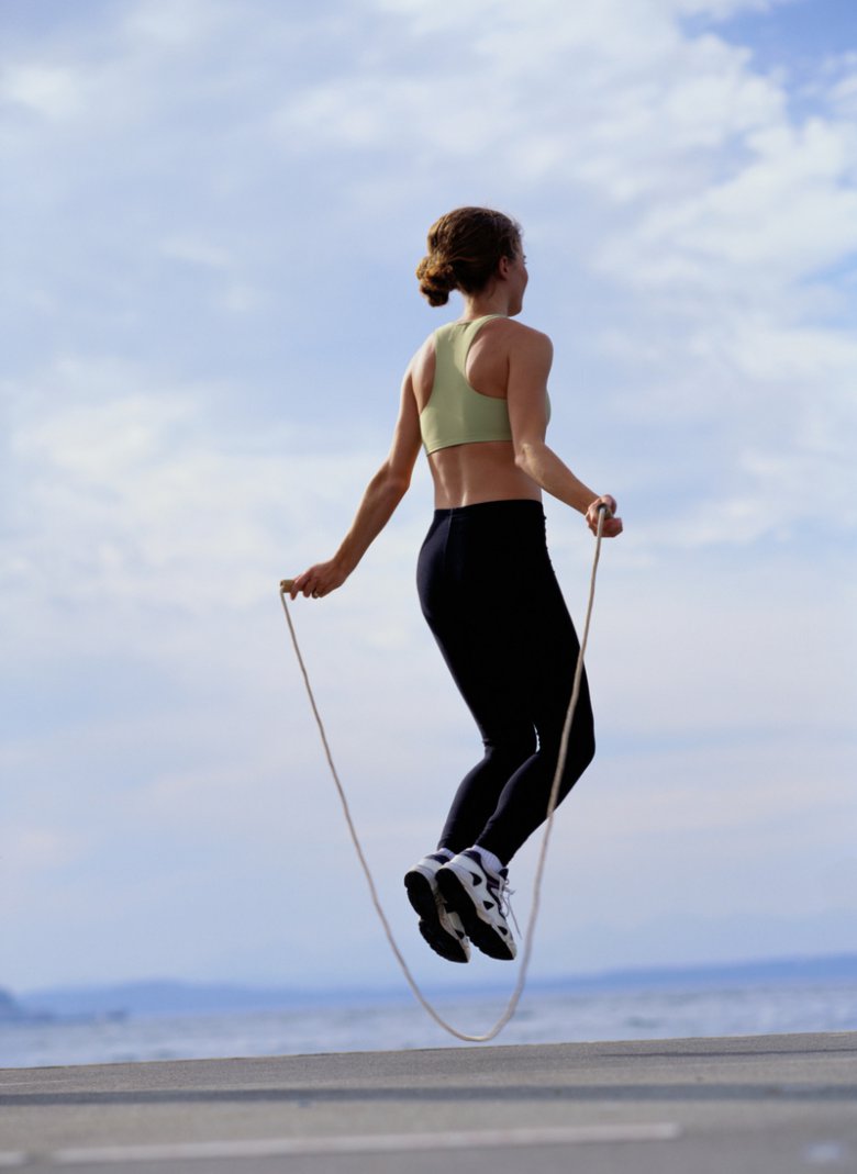7 приятных способов сжечь калории: прыжки со скакалкой