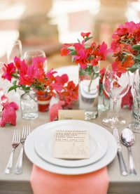 Декор свадебного стола красными цветами