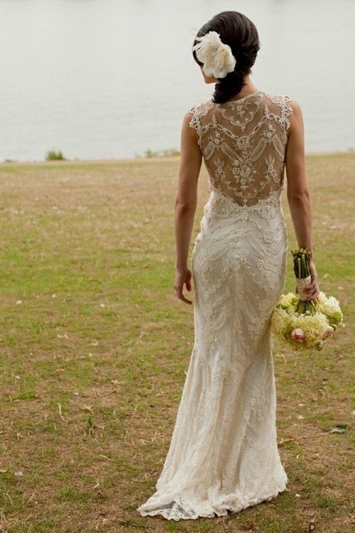Красивое кружевное свадебное платье с открытой спиной