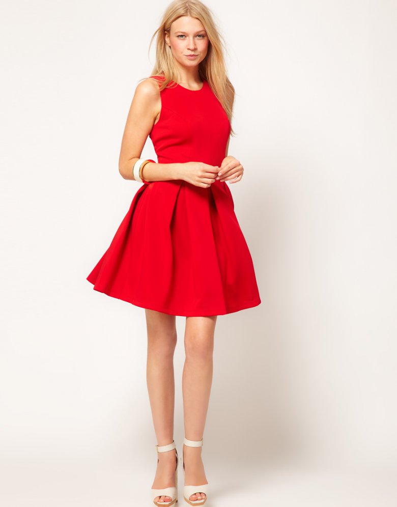 Кокетливое красное платье