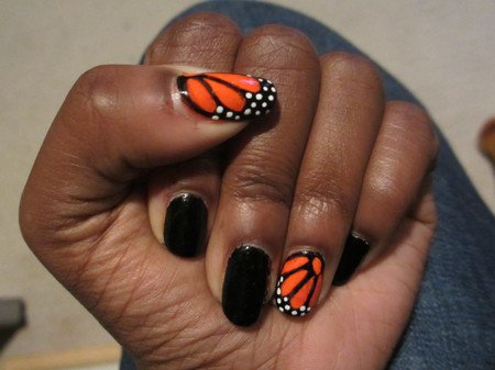 Крылышки бабочки на ногтях