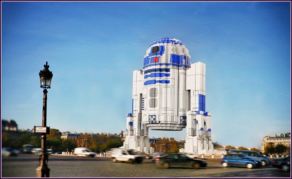 R2-D2 из Lego посреди города