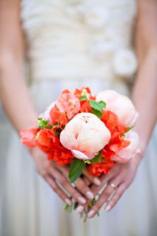 Розово-красный букет невесты