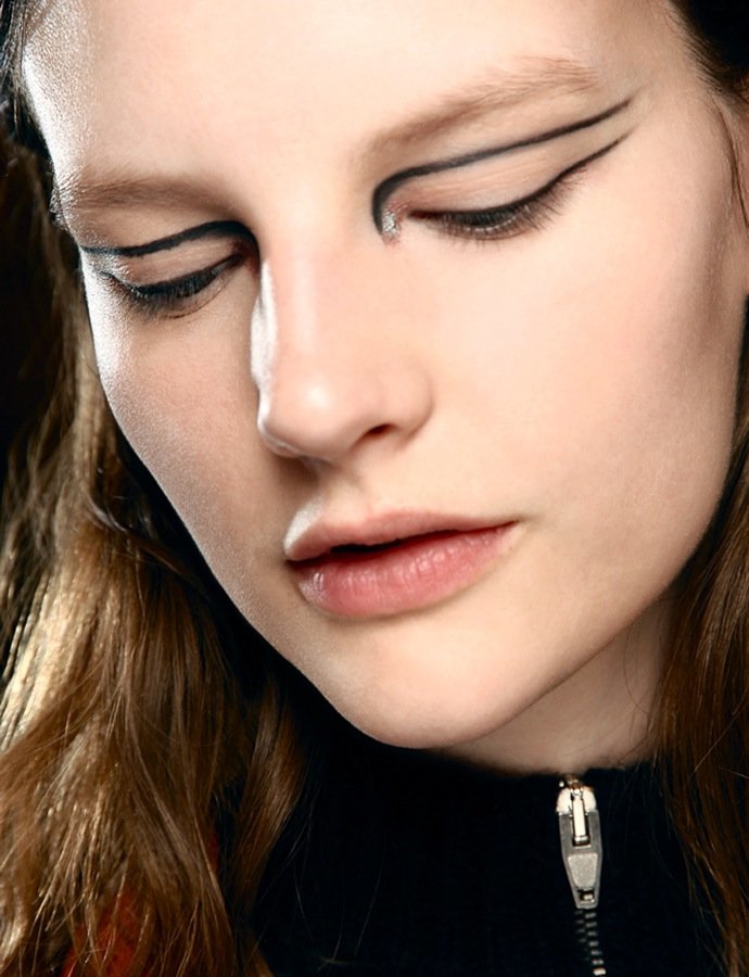 Осенние тенденции макияжа: стрелки на глазах от Altuzarra