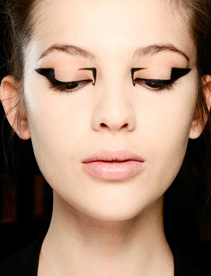 Осенние тенденции макияжа: стрелки на глазах от Mary Katrantzou