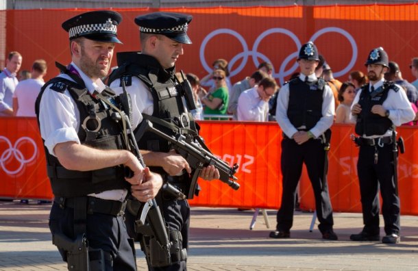 Этот безумный мир: зрителя Олимпиады арестовали за то, что он не улыбался