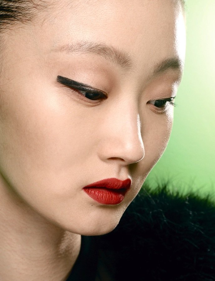 Осенние тенденции макияжа: стрелки на глазах от Kenzo