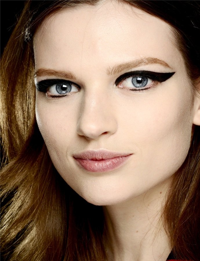 Осенние тенденции макияжа: стрелки на глазах от Lanvin