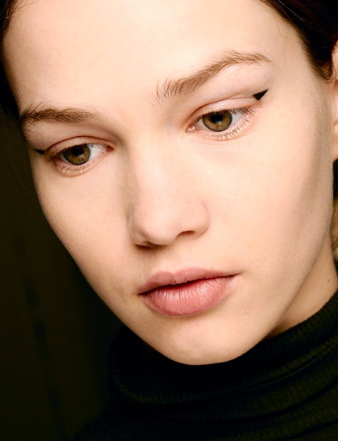 Осенние тенденции макияжа: стрелки на глазах от Erdem