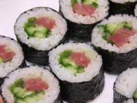 Суши-роллы с тунцом, огурцом и луком
