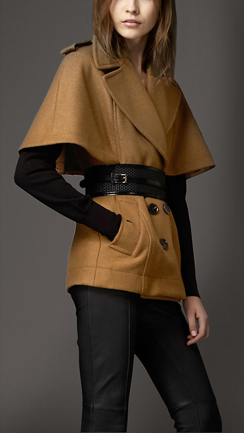 Модное пальто-кейп от Burberry